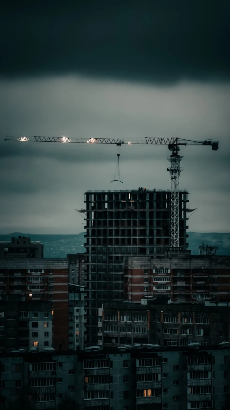 Skyline d'une ville en pleine expansion, grue de chantier au crépuscule