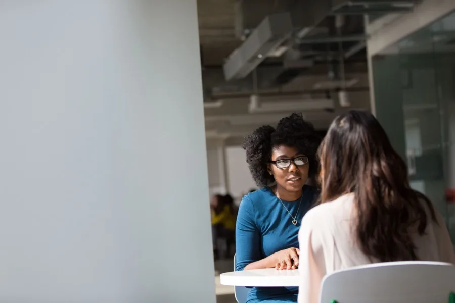 Conseillères SCART échangeant sur le suivi d'un chantier