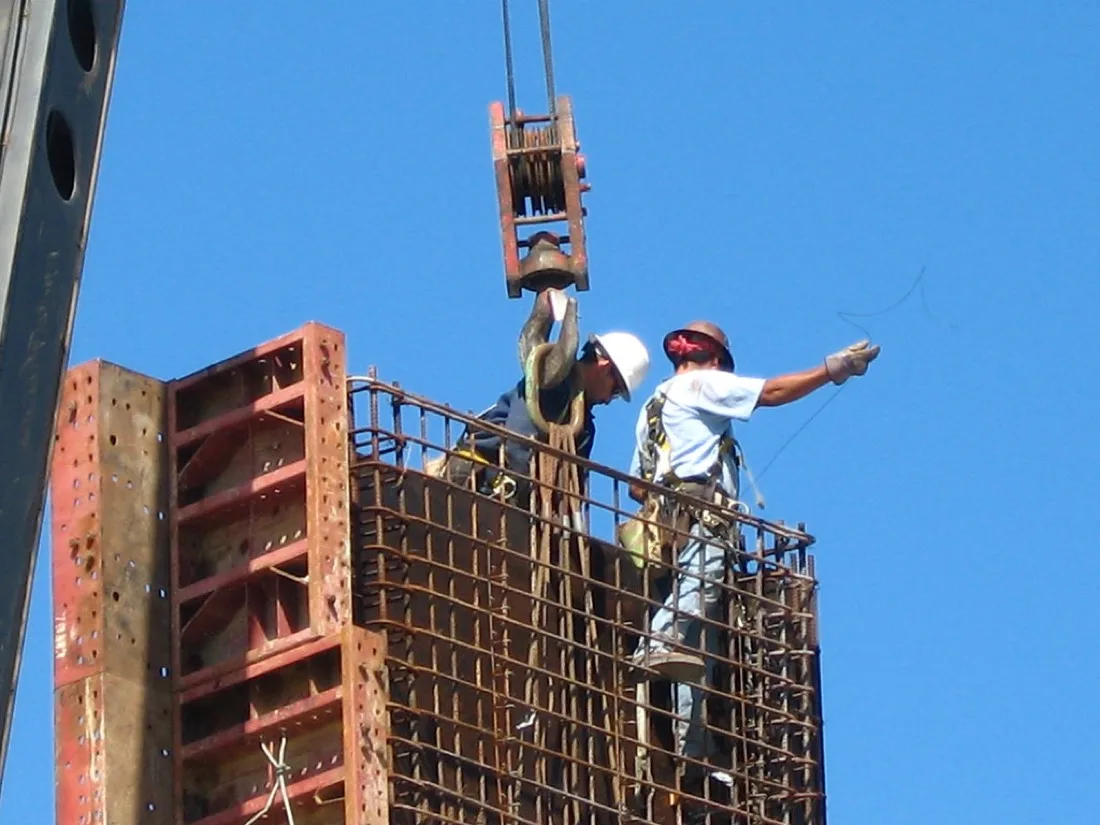 Ouvriers du BTP en hauteur sur une structure en construction
