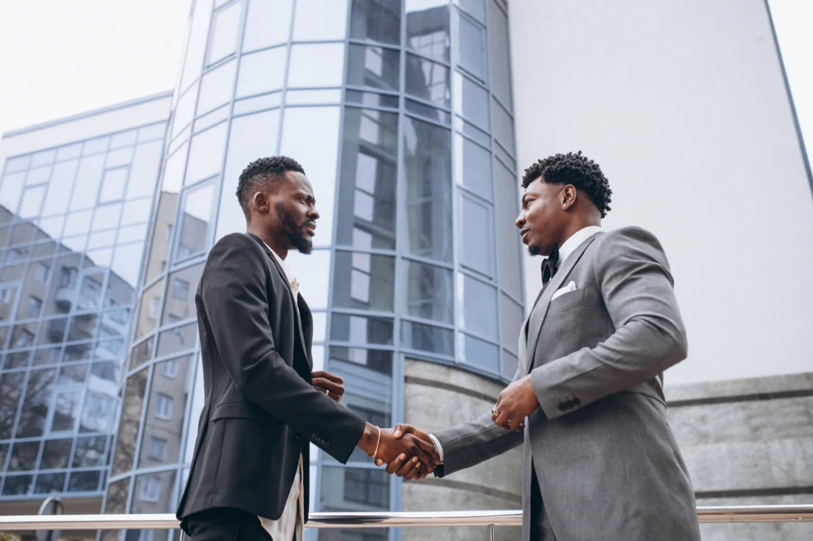 Poignée de main entre professionnels autour d'un contrat