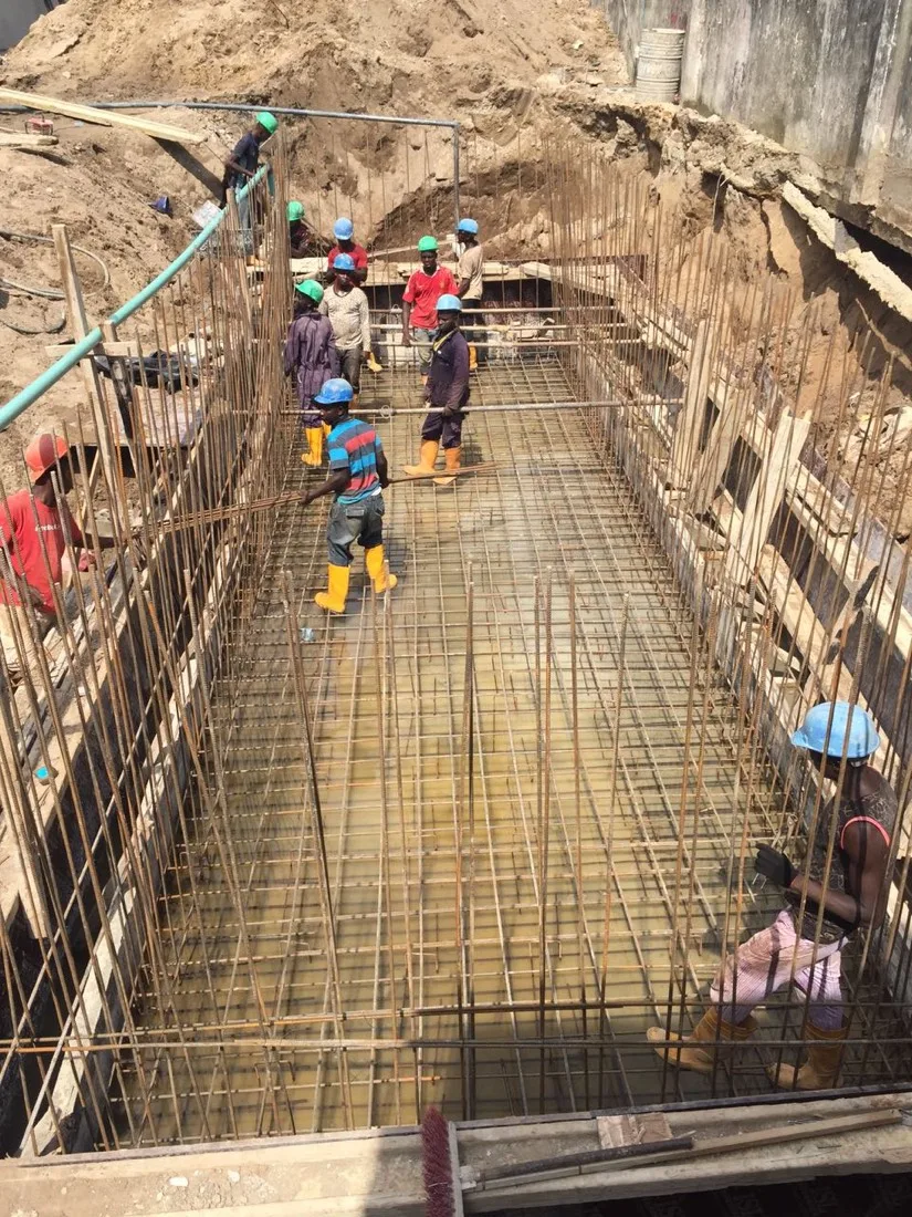 Ouvriers du BTP sur un chantier en Afrique de l'Ouest