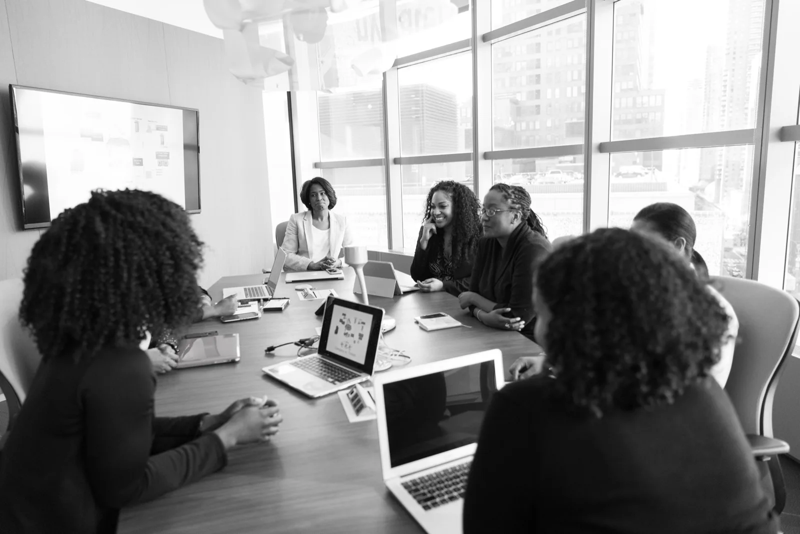 Conseiller et client se serrant la main